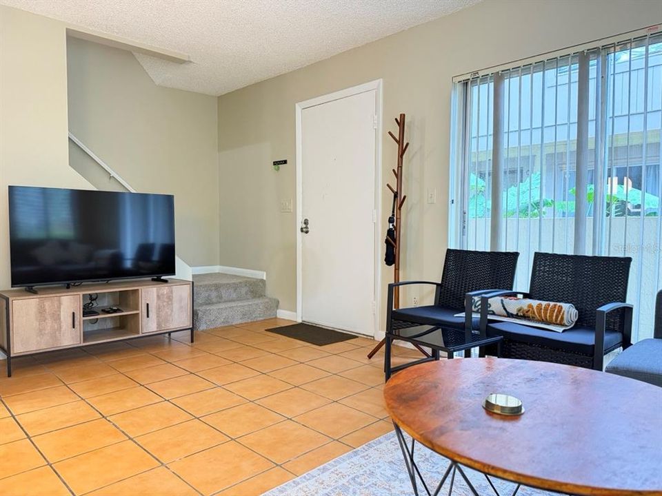 For Rent: $2,000 (2 beds, 1 baths, 853 Square Feet)