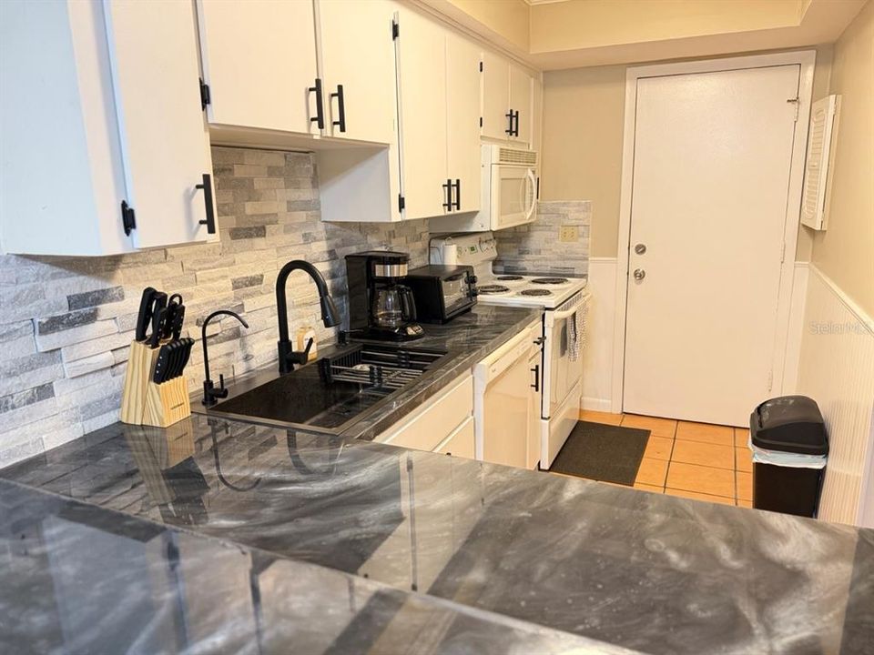 For Rent: $2,000 (2 beds, 1 baths, 853 Square Feet)