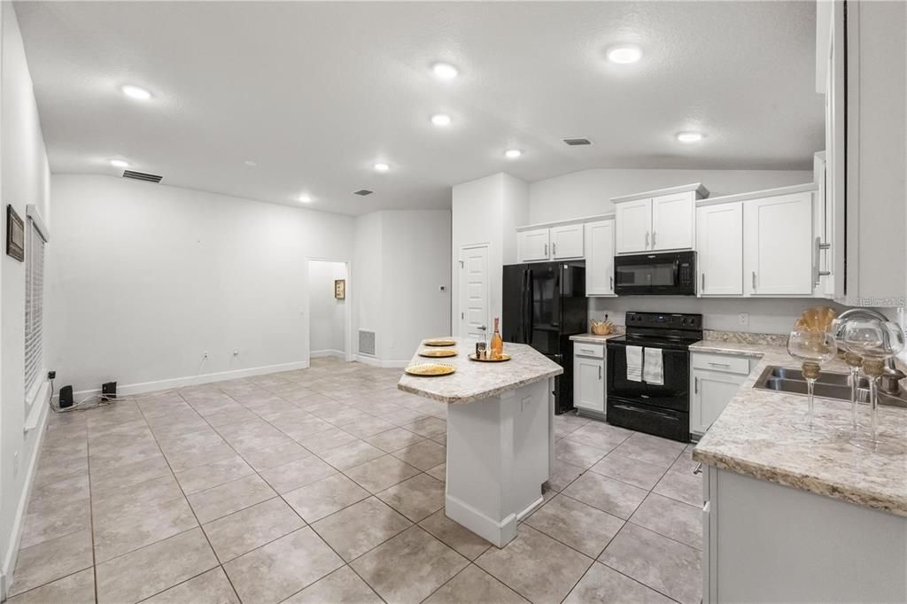 For Rent: $2,250 (3 beds, 2 baths, 1527 Square Feet)