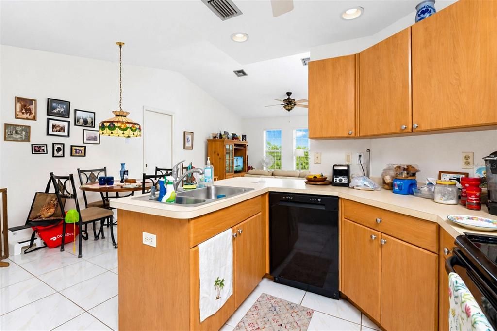 На продажу: $275,000 (3 спален, 2 ванн, 1761 Квадратных фут)