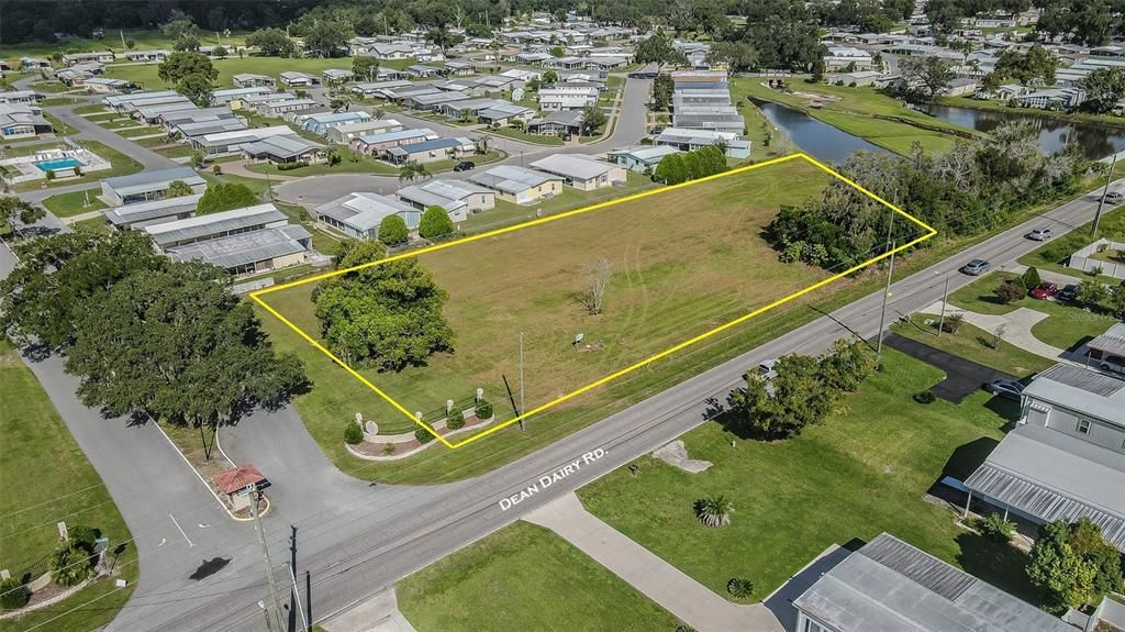 待售: $599,000 (1.57 acres)