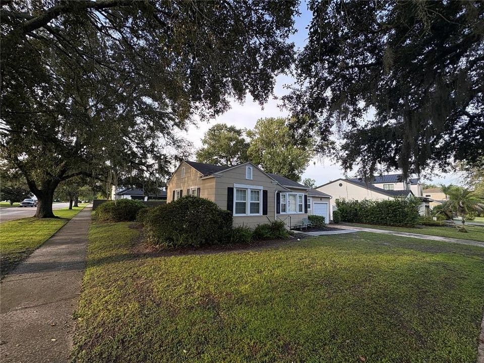 Active With Contract: $425,000 (2 beds, 1 baths, 750 Square Feet)