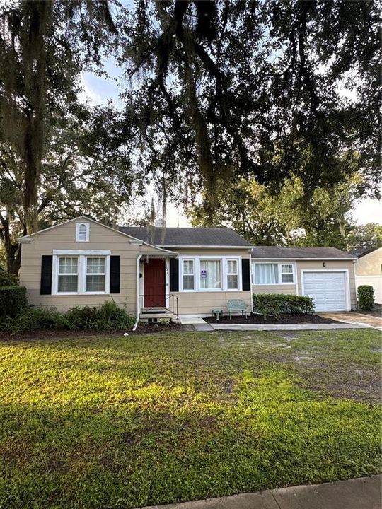 Active With Contract: $425,000 (2 beds, 1 baths, 750 Square Feet)