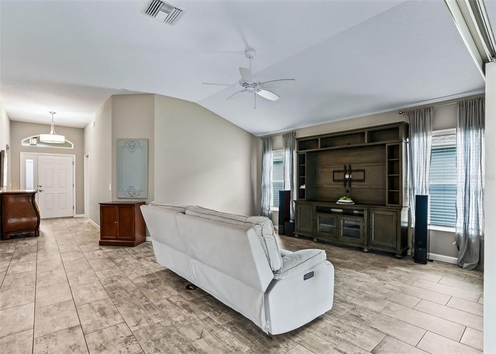 Activo con contrato: $475,000 (3 camas, 2 baños, 1935 Pies cuadrados)