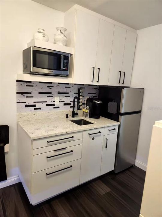 For Rent: $3,500 (2 beds, 1 baths, 725 Square Feet)