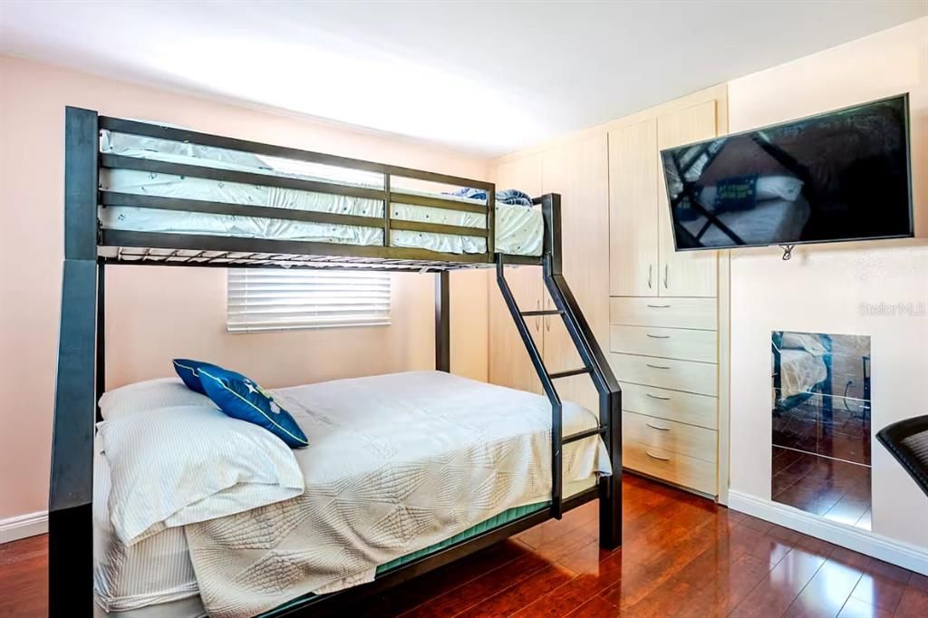 For Rent: $3,500 (2 beds, 1 baths, 725 Square Feet)