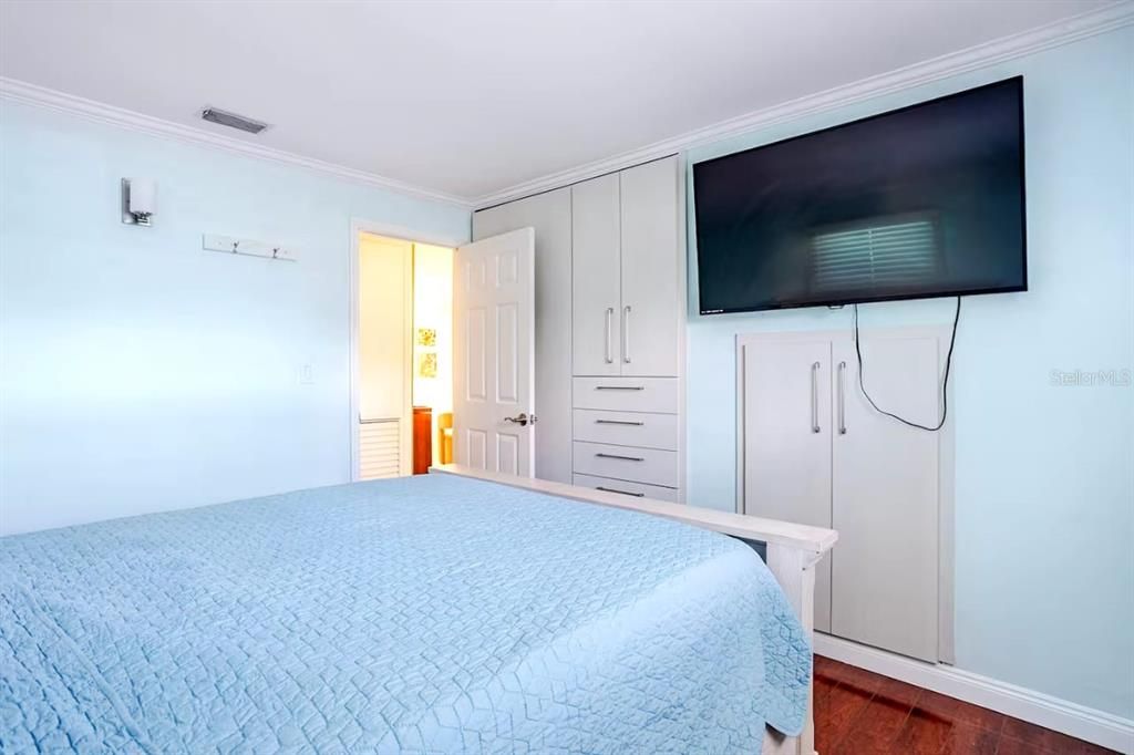 For Rent: $3,500 (2 beds, 1 baths, 725 Square Feet)