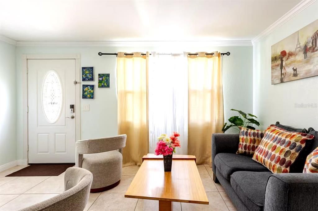 For Rent: $3,500 (2 beds, 1 baths, 725 Square Feet)