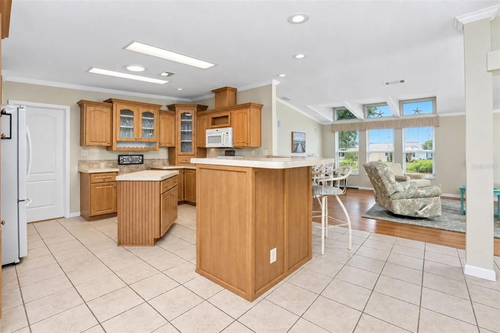На продажу: $325,000 (3 спален, 2 ванн, 2040 Квадратных фут)