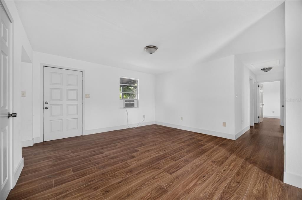 На продажу: $190,000 (4 спален, 1 ванн, 1054 Квадратных фут)