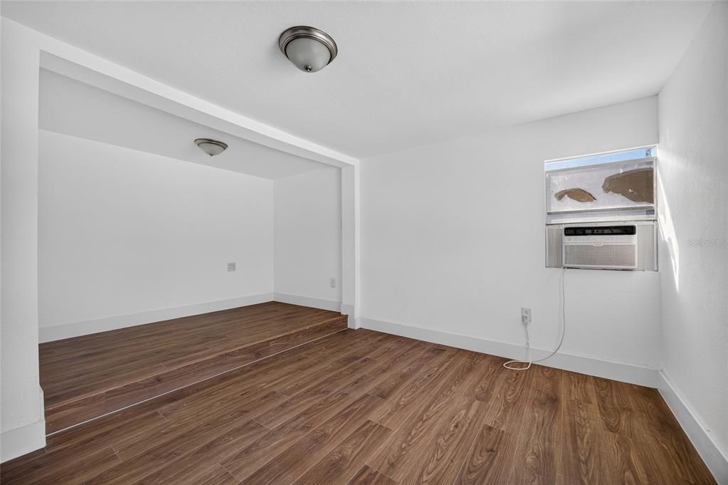 На продажу: $190,000 (4 спален, 1 ванн, 1054 Квадратных фут)