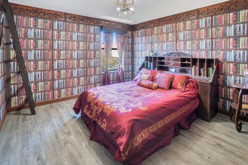 На продажу: $679,000 (8 спален, 5 ванн, 3909 Квадратных фут)