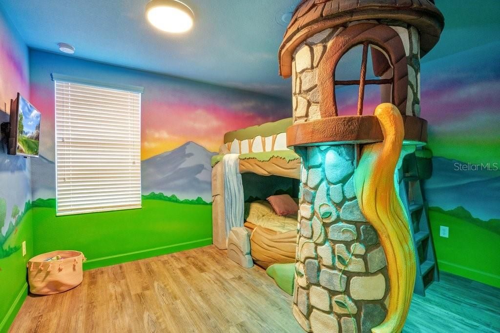 На продажу: $679,000 (8 спален, 5 ванн, 3909 Квадратных фут)