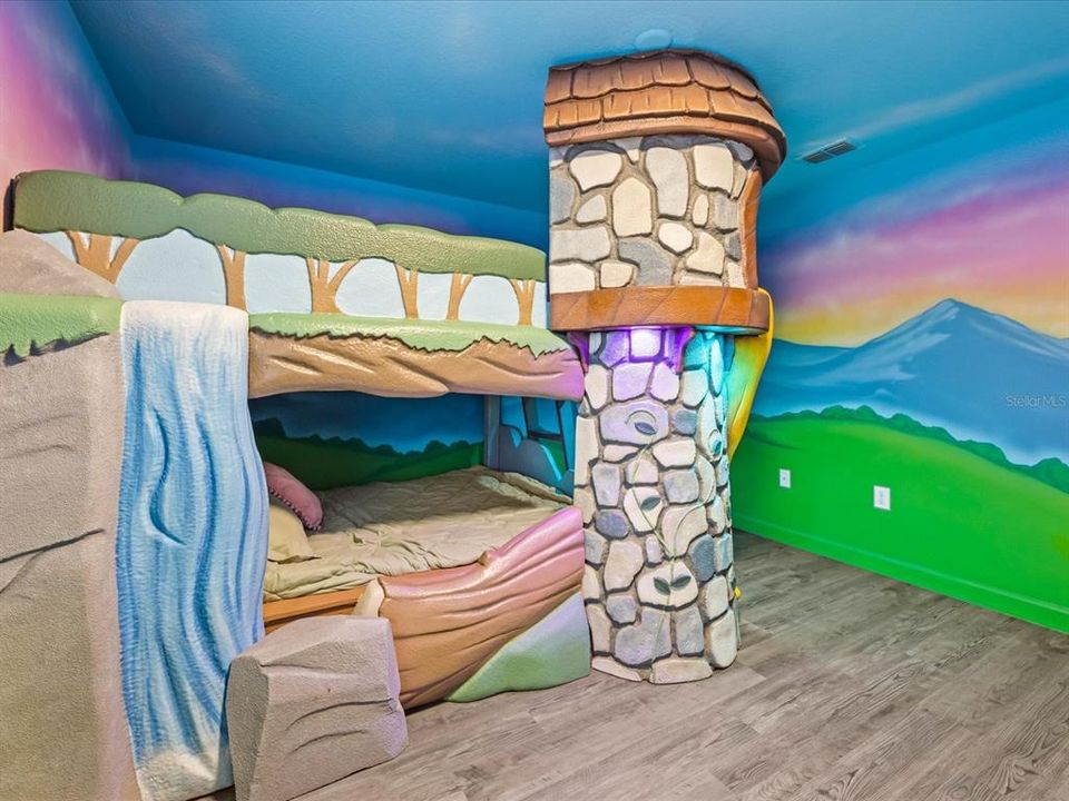 На продажу: $679,000 (8 спален, 5 ванн, 3909 Квадратных фут)