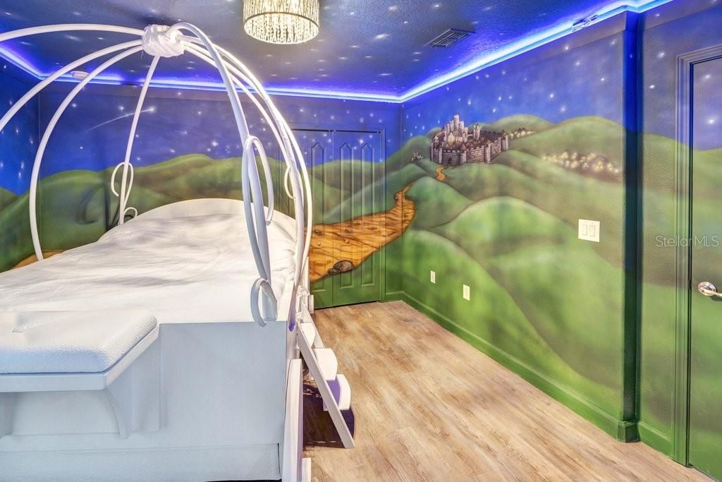 На продажу: $679,000 (8 спален, 5 ванн, 3909 Квадратных фут)