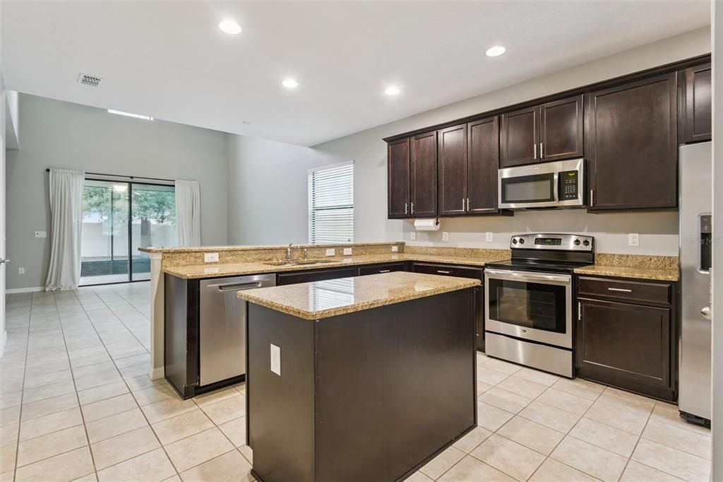 En Venta: $425,000 (4 camas, 2 baños, 2179 Pies cuadrados)