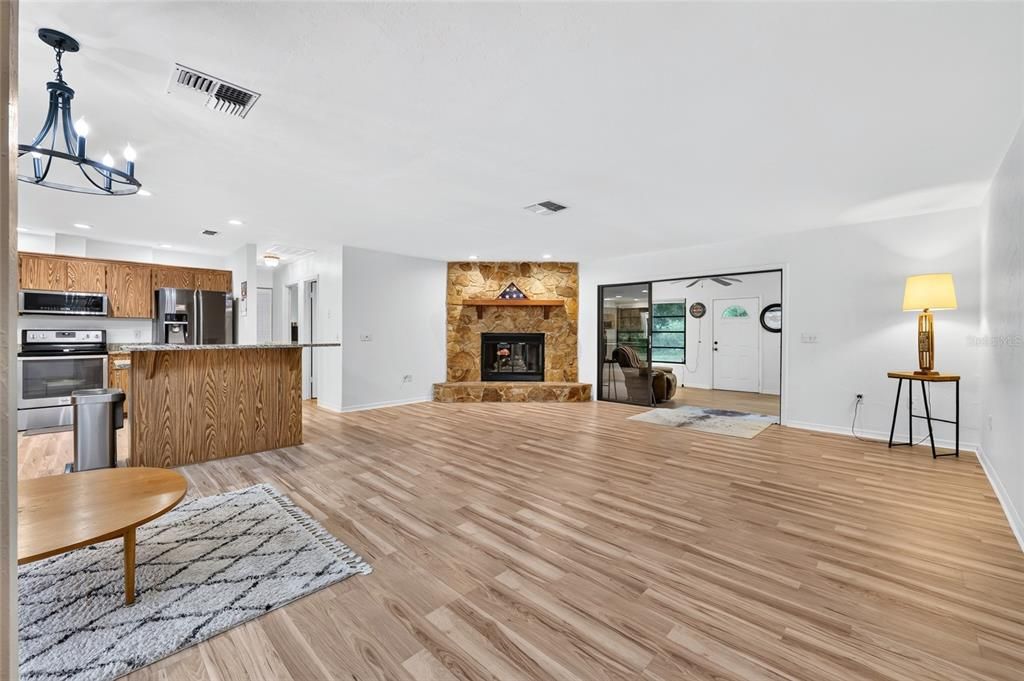 合同活跃: $269,900 (2 贝兹, 2 浴室, 1651 平方英尺)