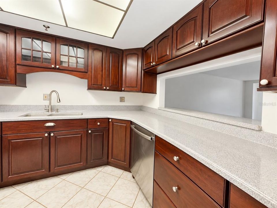 На продажу: $249,900 (2 спален, 2 ванн, 1390 Квадратных фут)