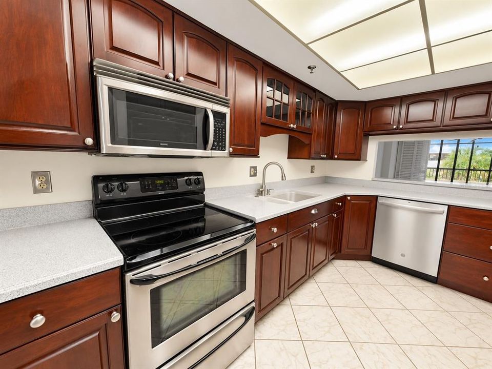 На продажу: $249,900 (2 спален, 2 ванн, 1390 Квадратных фут)