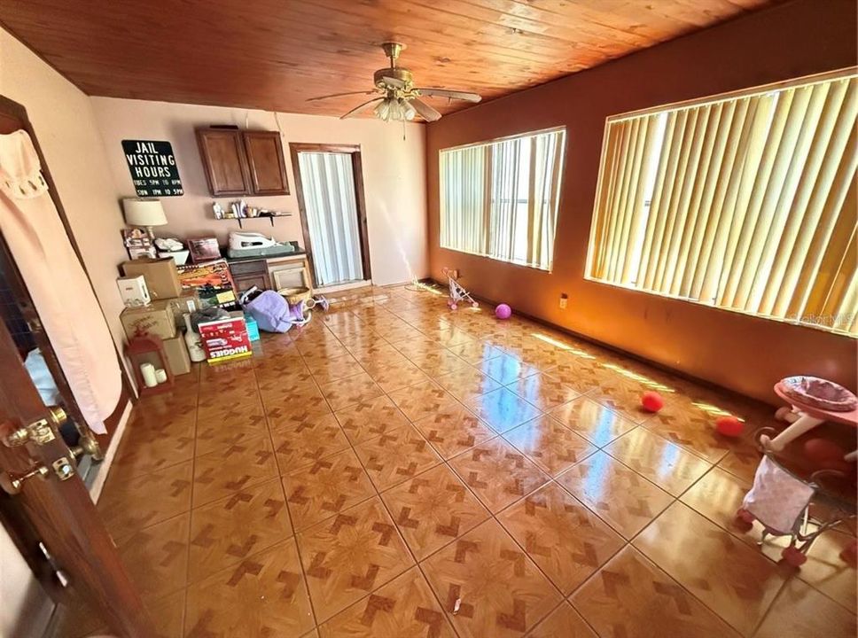 На продажу: $232,000 (4 спален, 2 ванн, 2064 Квадратных фут)