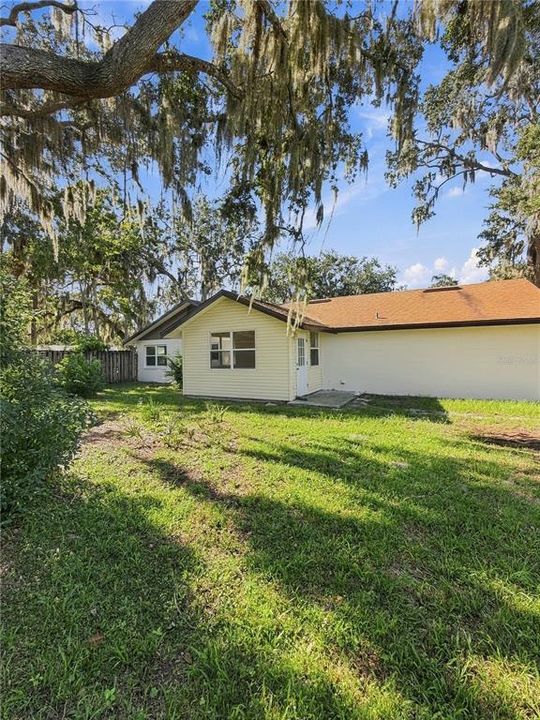 Activo con contrato: $320,000 (3 camas, 2 baños, 1426 Pies cuadrados)