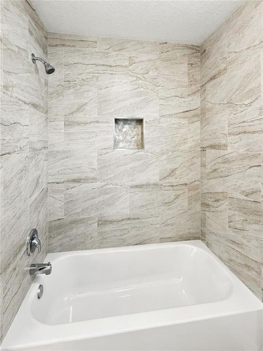 Activo con contrato: $320,000 (3 camas, 2 baños, 1426 Pies cuadrados)