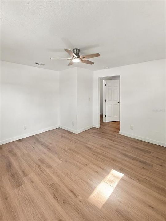 Activo con contrato: $320,000 (3 camas, 2 baños, 1426 Pies cuadrados)