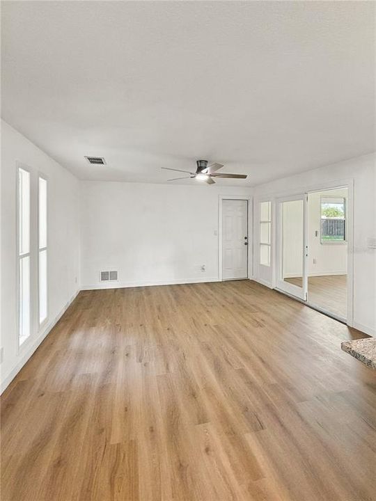 Activo con contrato: $320,000 (3 camas, 2 baños, 1426 Pies cuadrados)