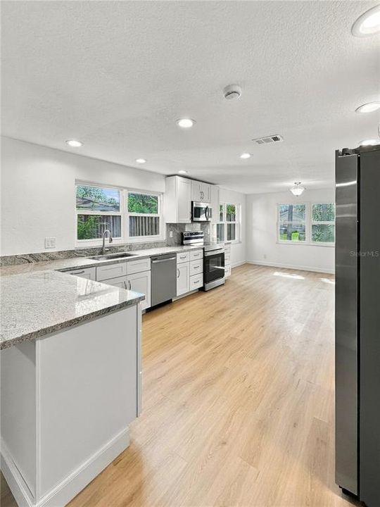 Activo con contrato: $320,000 (3 camas, 2 baños, 1426 Pies cuadrados)