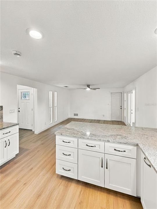 Activo con contrato: $320,000 (3 camas, 2 baños, 1426 Pies cuadrados)