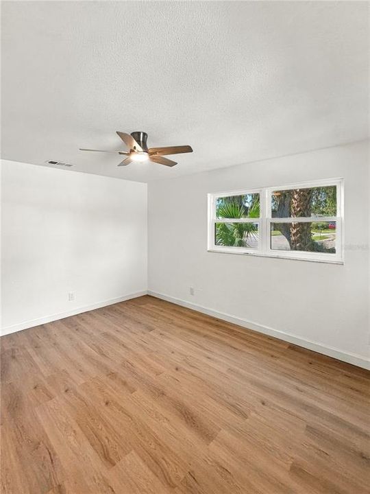 Activo con contrato: $320,000 (3 camas, 2 baños, 1426 Pies cuadrados)