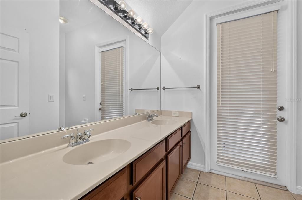 En Venta: $639,000 (4 camas, 3 baños, 2818 Pies cuadrados)