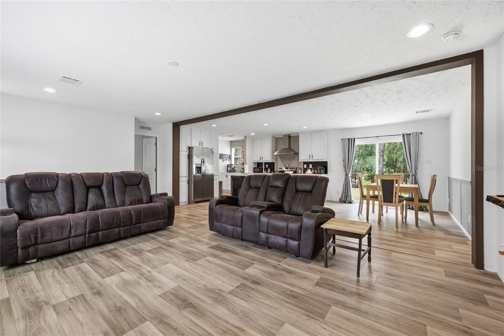 For Sale: $268,500 (3 beds, 2 baths, 1512 Square Feet)