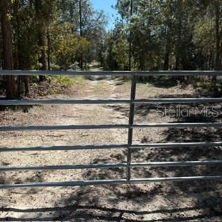 На продажу: $349,900 (4.62 acres)