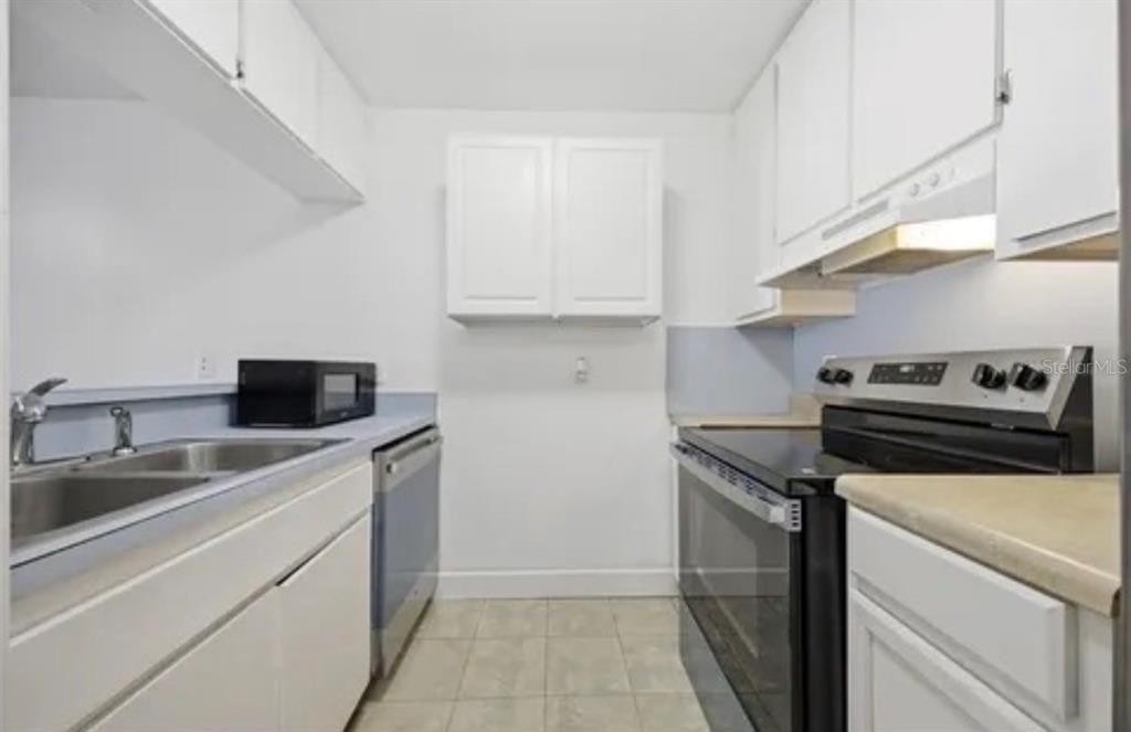 For Rent: $2,375 (2 beds, 1 baths, 840 Square Feet)