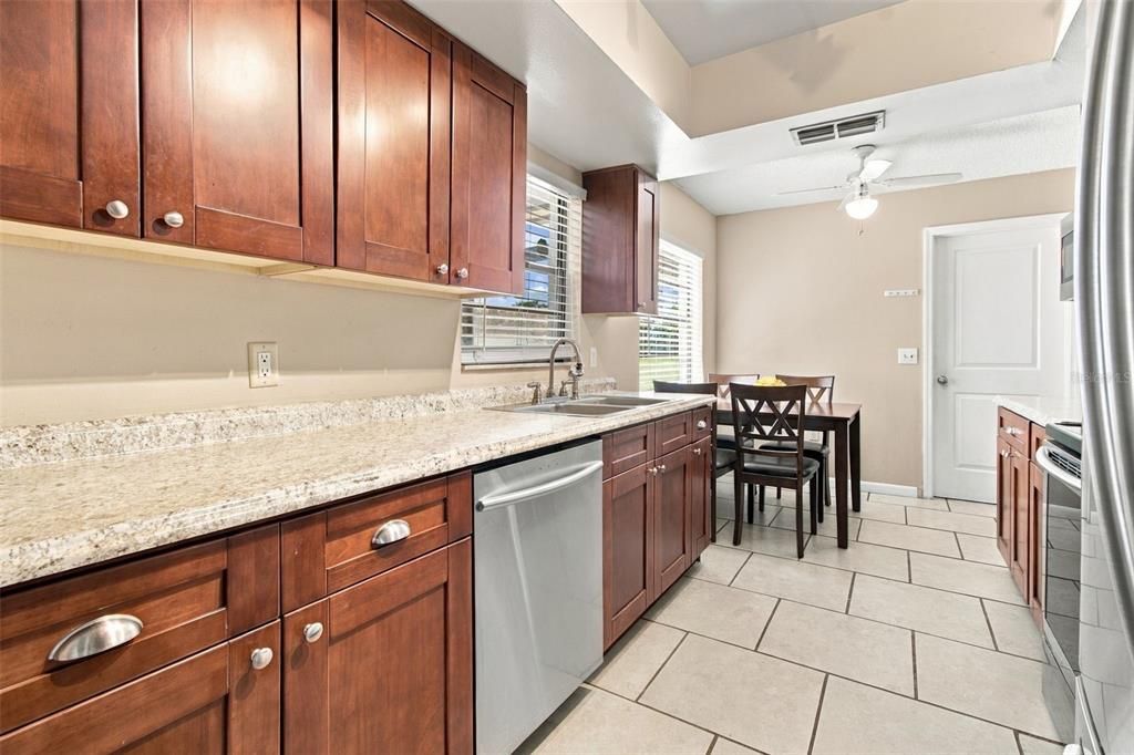 For Sale: $265,000 (2 beds, 2 baths, 1115 Square Feet)