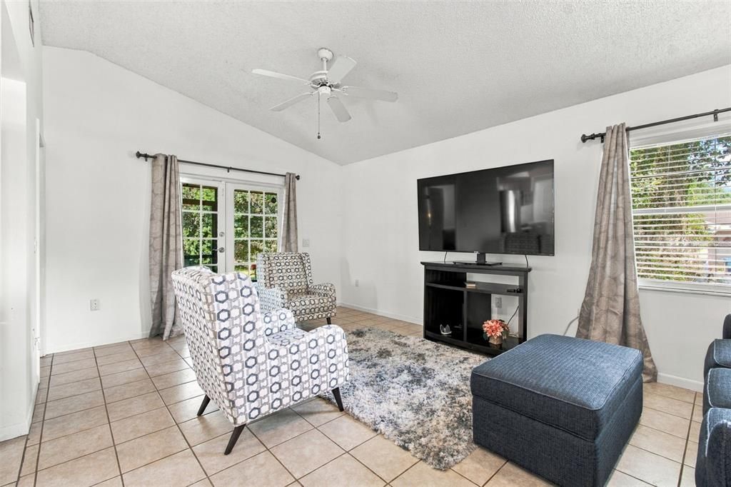 For Sale: $265,000 (2 beds, 2 baths, 1115 Square Feet)