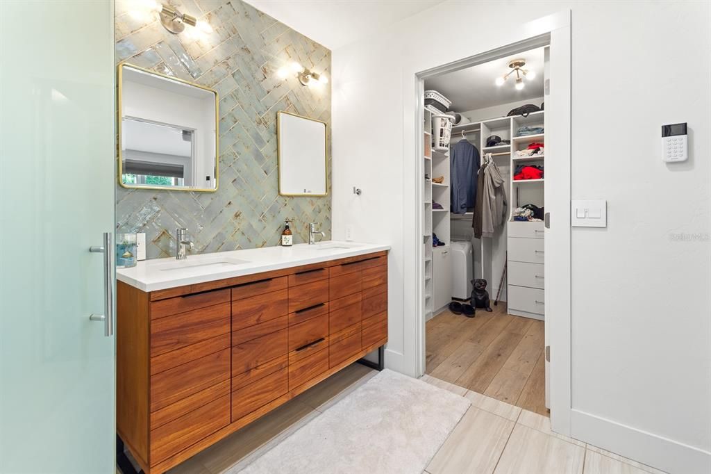 En Venta: $865,000 (3 camas, 2 baños, 2475 Pies cuadrados)