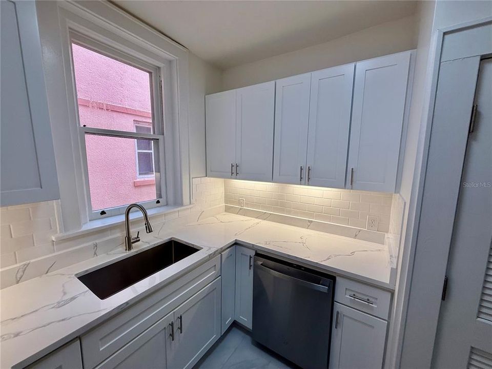 В аренду: $2,450 (1 спален, 1 ванн, 676 Квадратных фут)