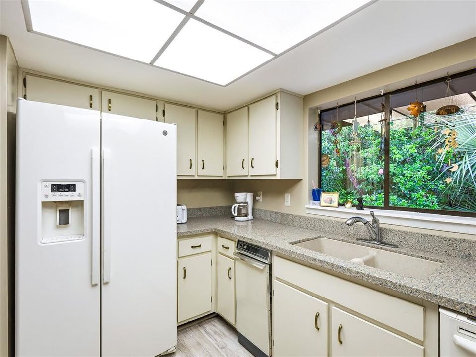 На продажу: $369,000 (2 спален, 2 ванн, 1648 Квадратных фут)