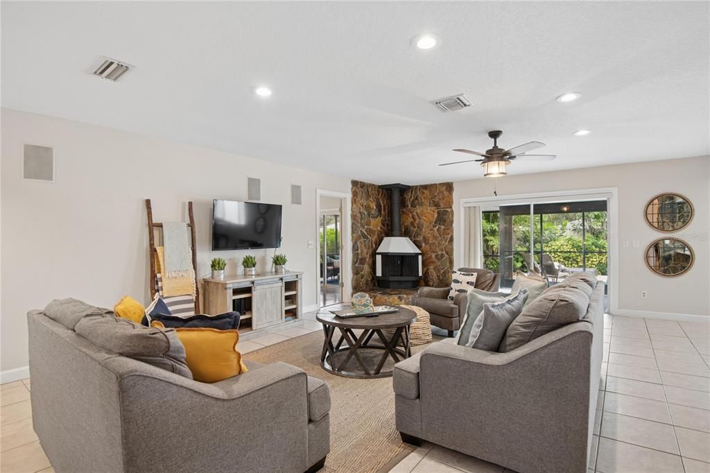 For Sale: $649,900 (3 beds, 2 baths, 1721 Square Feet)