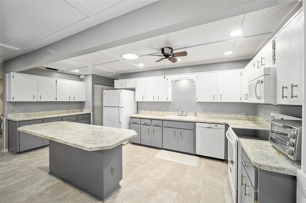 For Sale: $204,990 (2 beds, 2 baths, 1748 Square Feet)