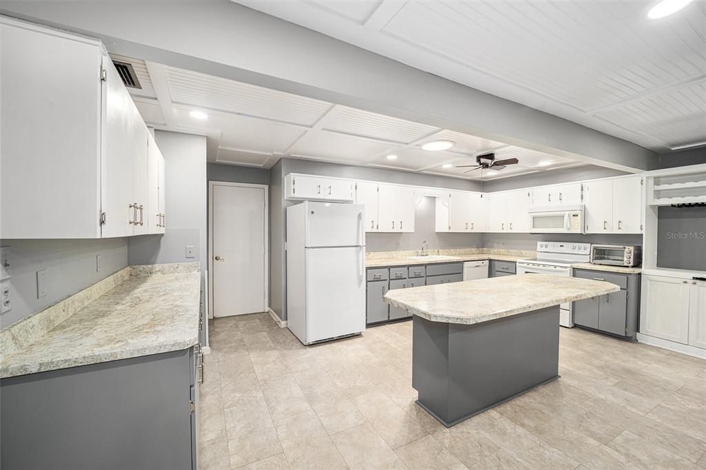 For Sale: $204,990 (2 beds, 2 baths, 1748 Square Feet)