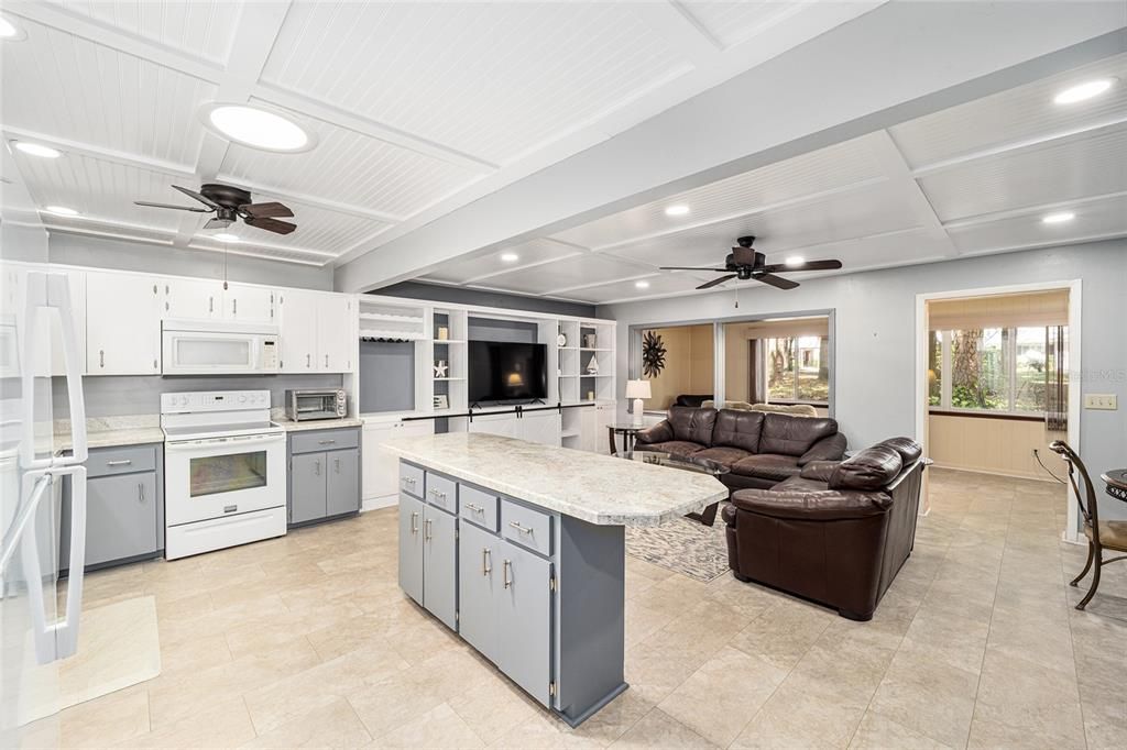 For Sale: $204,990 (2 beds, 2 baths, 1748 Square Feet)