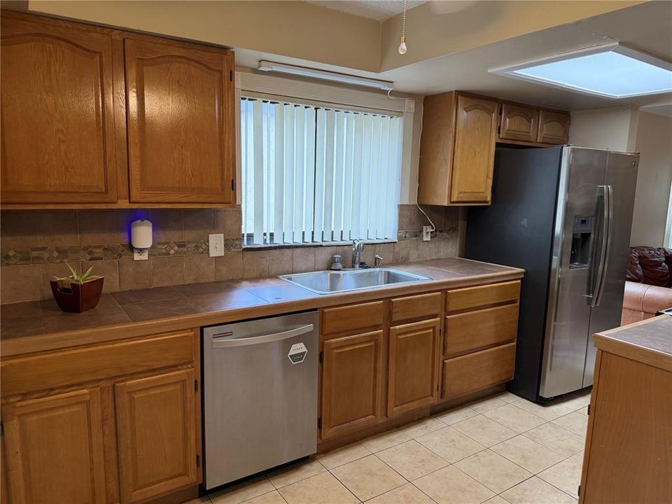 For Sale: $280,000 (3 beds, 2 baths, 1389 Square Feet)