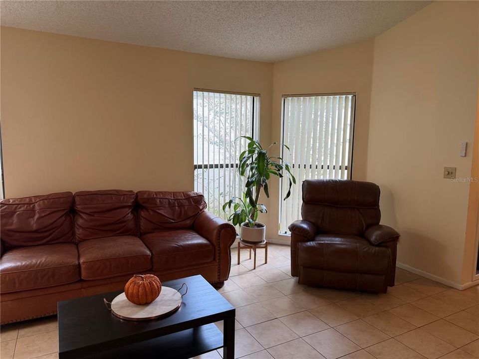 For Sale: $280,000 (3 beds, 2 baths, 1389 Square Feet)