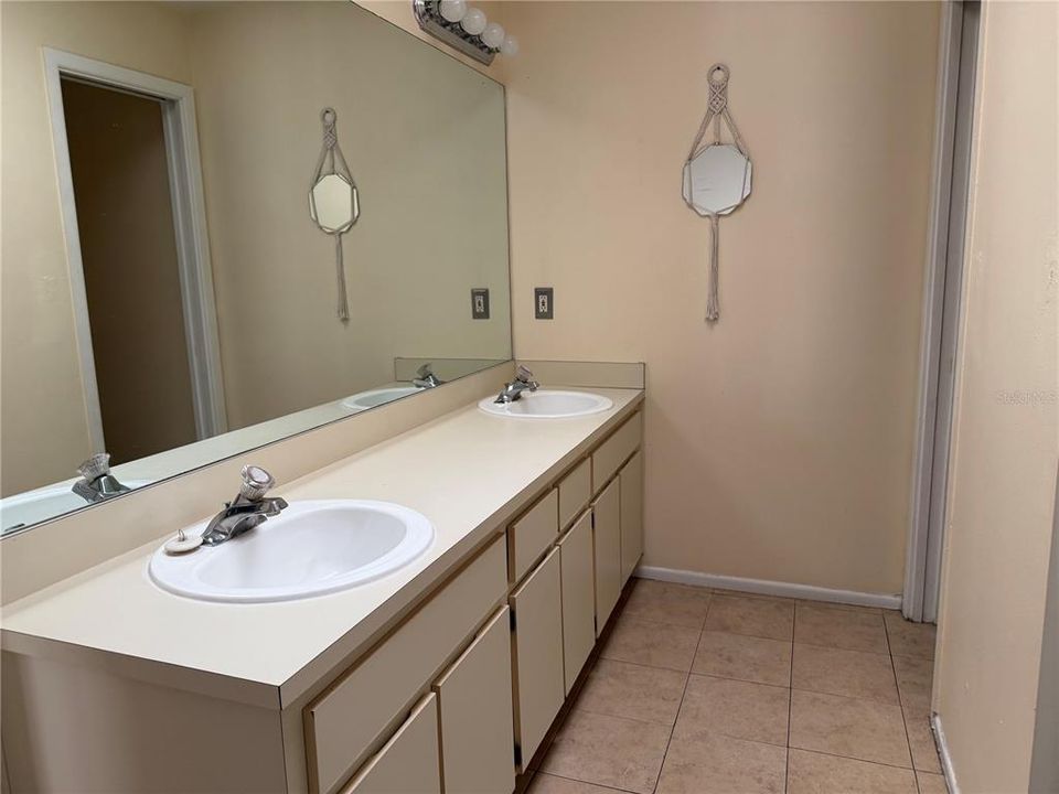 For Sale: $280,000 (3 beds, 2 baths, 1389 Square Feet)