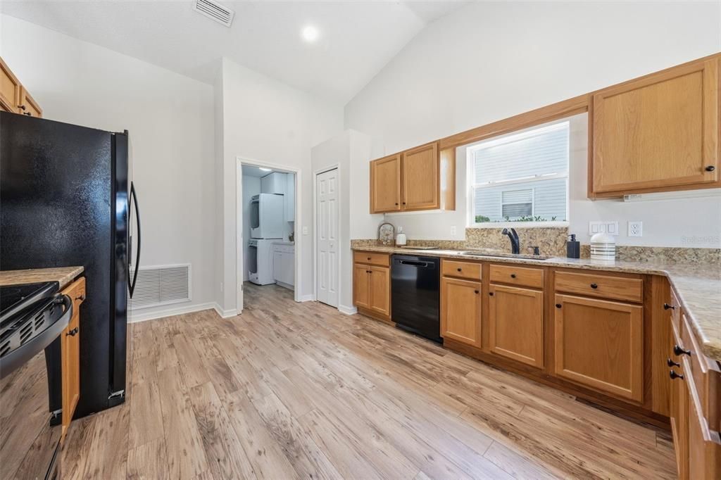 En Venta: $300,000 (2 camas, 2 baños, 1829 Pies cuadrados)