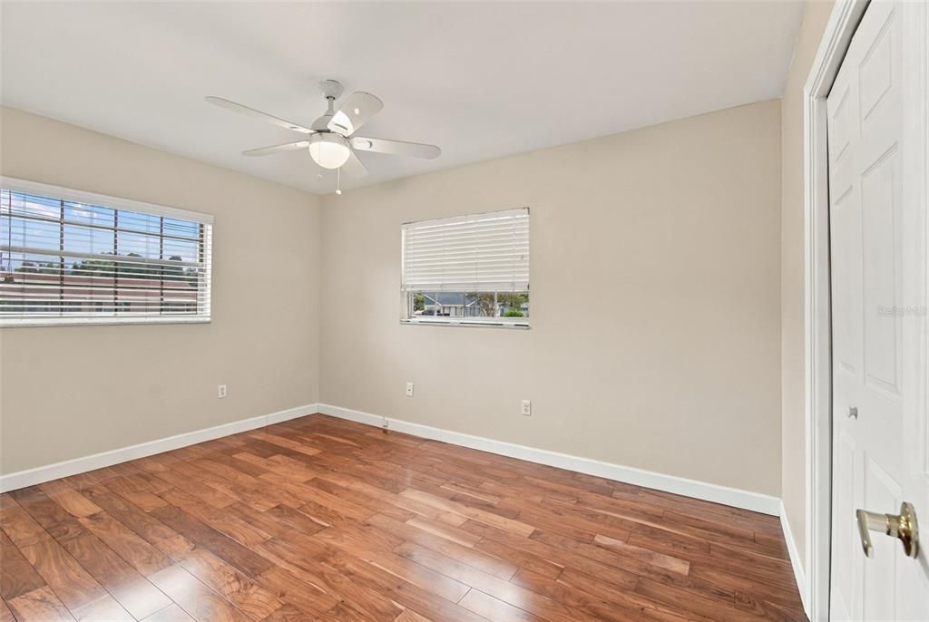En Venta: $439,000 (4 camas, 2 baños, 2433 Pies cuadrados)