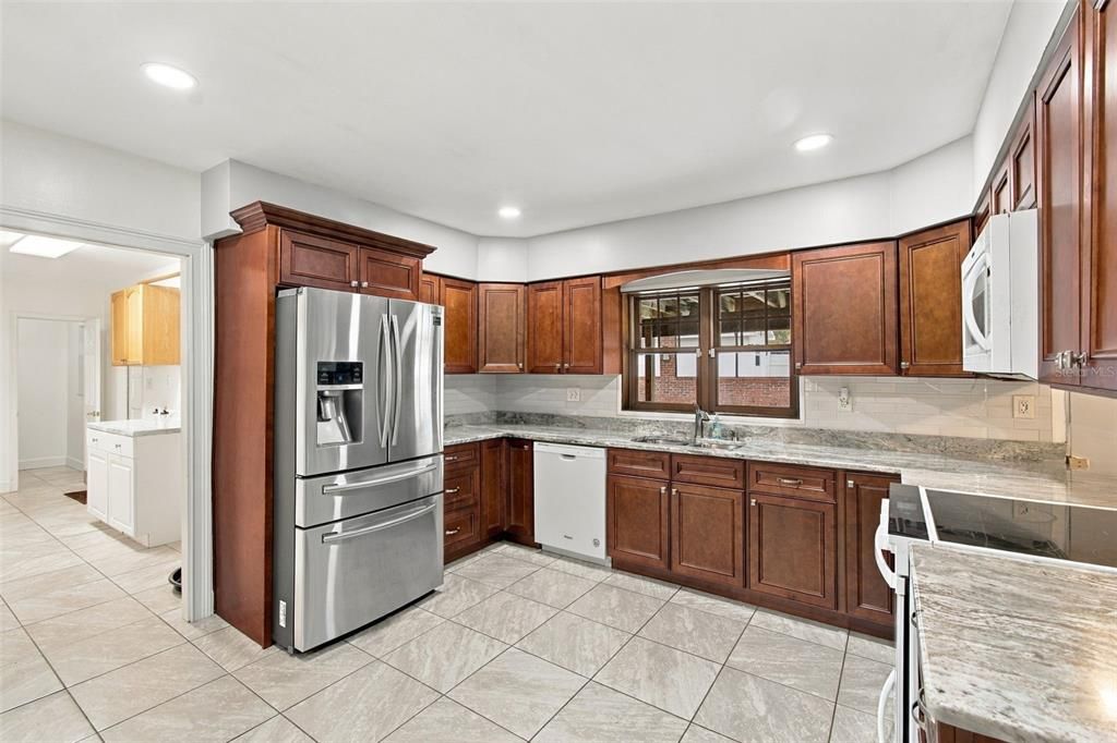 En Venta: $439,000 (4 camas, 2 baños, 2433 Pies cuadrados)